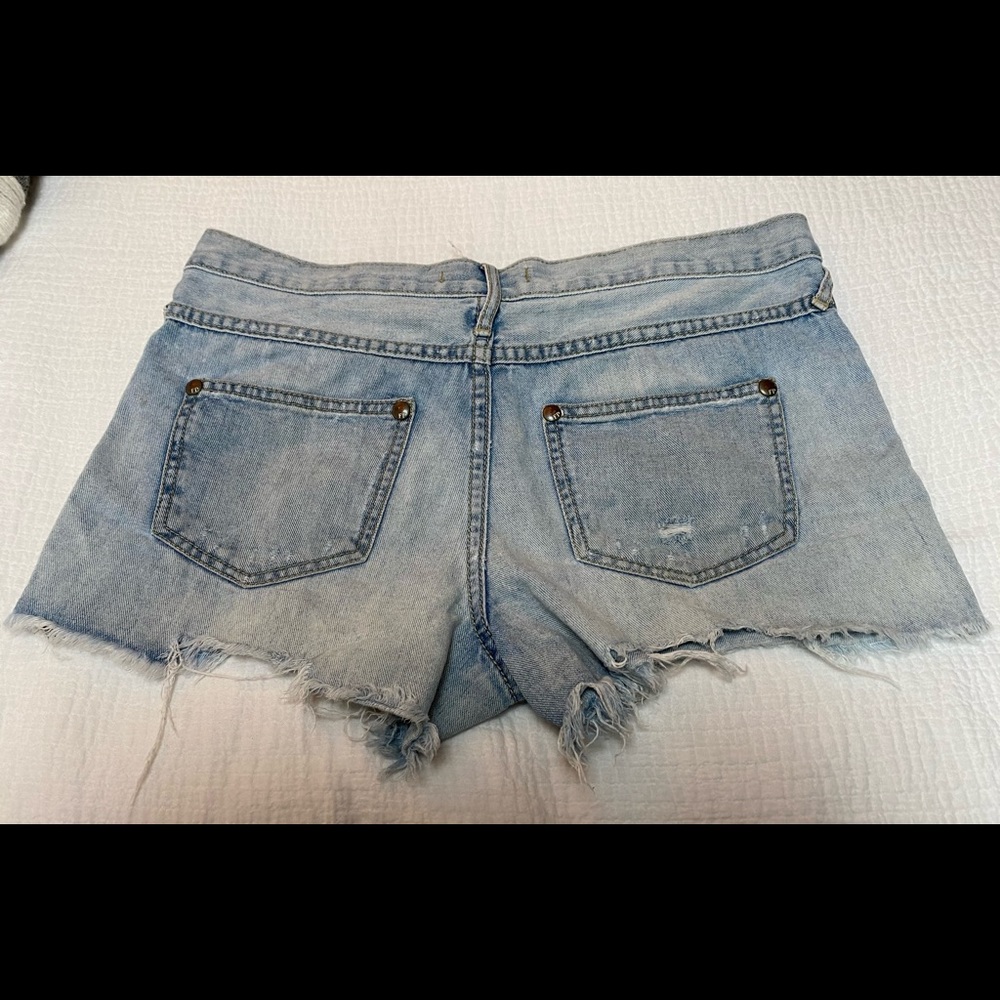 Free People Raw Hem distressed Jean shorts Size 27 - Picture 5 of 12
